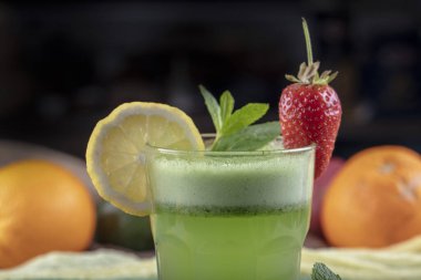 Kivili limonata, yeşil fesleğen, greyfurt şurubu ve buz, seçici odak.