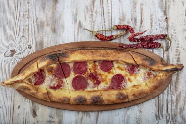 Geleneksel Türk Pidesi; Sucuk Pide.