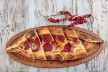 Geleneksel Türk Pidesi; Sucuk Pide.