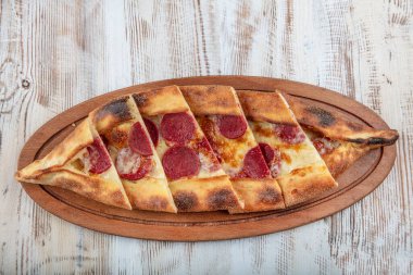 Geleneksel Türk Pidesi; Sucuk Pide.
