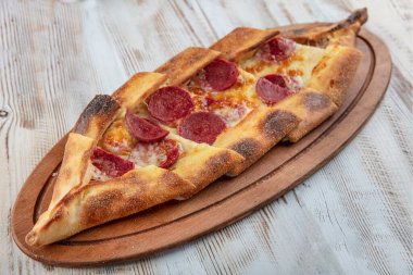 Geleneksel Türk Pidesi; Sucuk Pide.