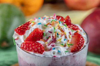 ice cream with fresh strawberries and icing