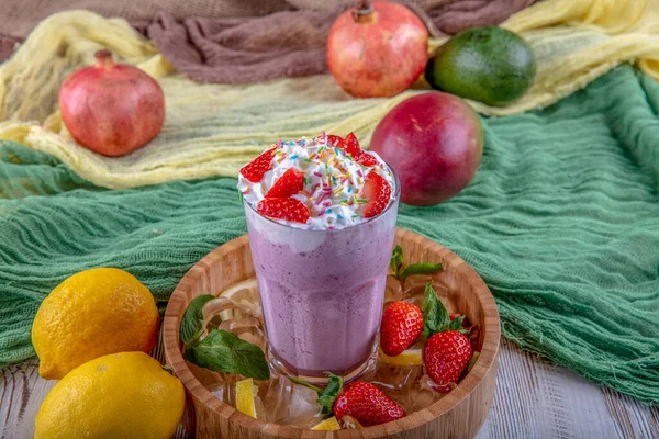 Batido Morango Com Chantilly Fundo Madeira Tintura Foco Seletivo — Fotografia de Stock