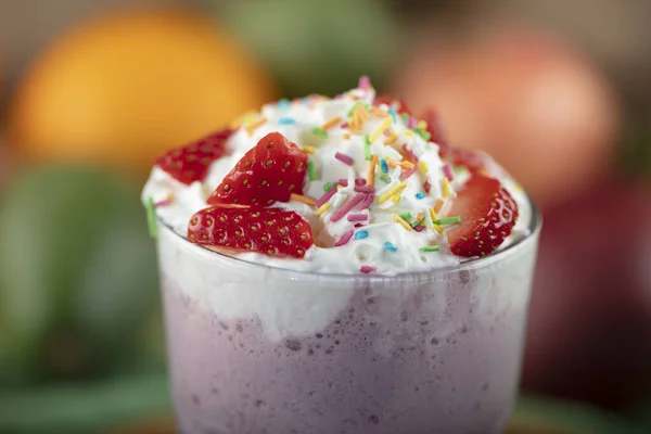 Vaso Batido Fresa Con Crema Batida Fresas Frescas Sobre Fondo — Foto de Stock