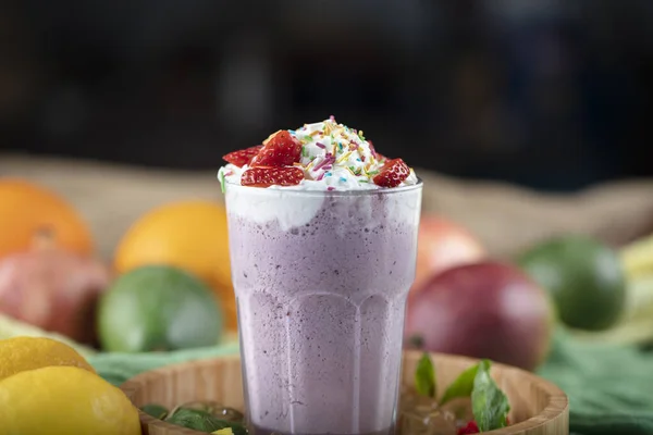 Vaso Batido Fresa Con Crema Batida Fresas Frescas Sobre Fondo — Foto de Stock