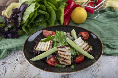 Izgara Halloumi peynirli salata, domates ve marul. sağlıklı yiyecekler.