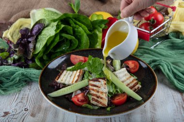 Izgara Halloumi peynirli salata, domates ve marul. sağlıklı yiyecekler.