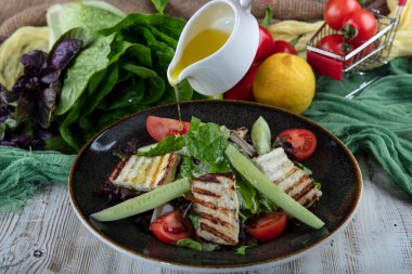 Izgara Halloumi peynirli salata, domates ve marul. sağlıklı yiyecekler.