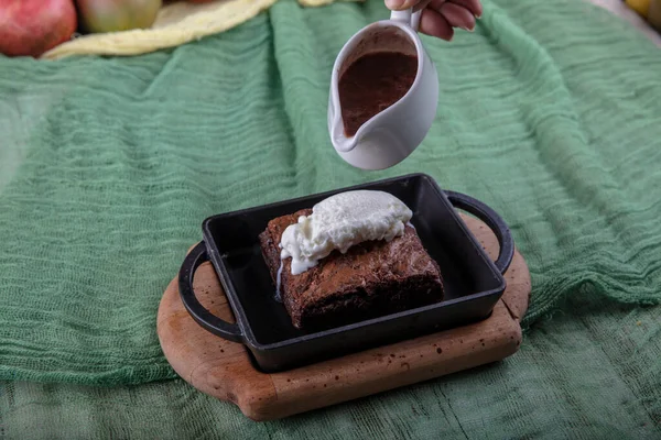 Brownie Chocolate Sizzling Prato Doce Feito Usando Colher Sorvete Cima — Fotografia de Stock