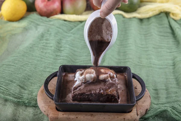 チョコレートブラウニーとは 溶かしたチョコレートをたっぷりかけた上にアイスクリームをのせた甘い料理です サーバー ホット 選択的焦点 — ストック写真