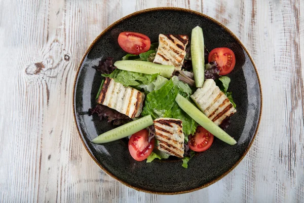 Grillezett Halloumi Sajt Saláta Paradicsommal Salátával Egészséges Élelmiszerek — Stock Fotó
