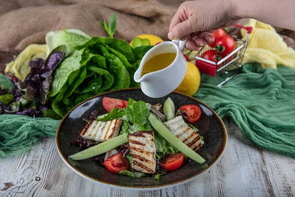 Gegrillter Halloumi Käsesalat Mit Tomaten Und Salat Gesunde Ernährung — Stockfoto