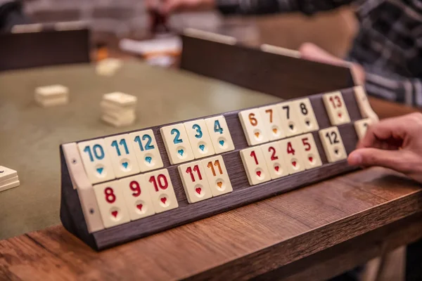 Török Társasjáték Okey Rummikub Egy Asztal Zöld Ruhával Chipsszel Játékosok — Stock Fotó