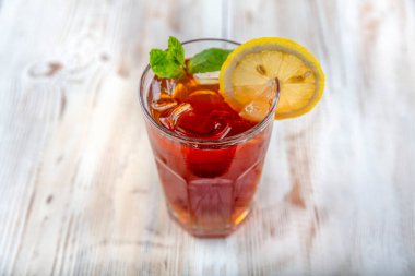 limonlu buzlu çay ahşap masada..