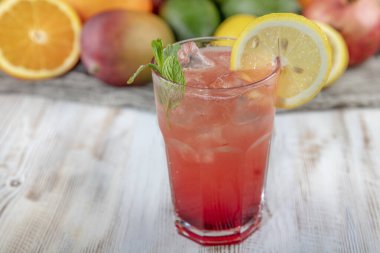 Limonlu çilekli mojito ve ahşap masada ezilmiş buz..