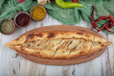 Geleneksel Türk mutfağı pidesi. Türk pizza pidesi, tavuk bifteği ve çedar peynirli pide.