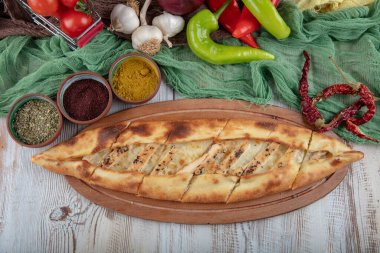 Geleneksel Türk mutfağı pidesi. Türk pizza pidesi, tavuk bifteği ve çedar peynirli pide.