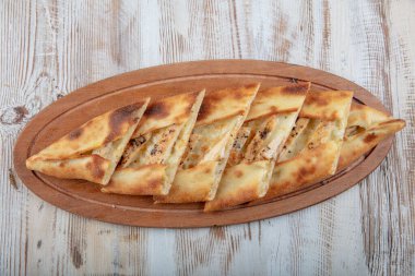 Geleneksel Türk mutfağı pidesi. Türk pizza pidesi, tavuk bifteği ve çedar peynirli pide.