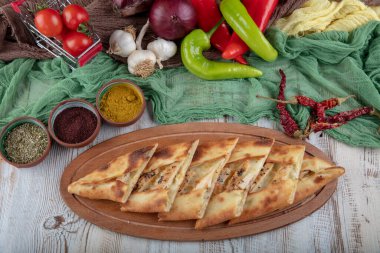 Geleneksel Türk mutfağı pidesi. Türk pizza pidesi, tavuk bifteği ve çedar peynirli pide.