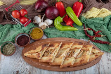 Geleneksel Türk mutfağı pidesi. Türk pizza pidesi, tavuk bifteği ve çedar peynirli pide.