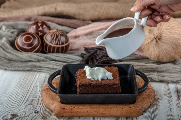 Brownie Chocolate Sizzling Prato Doce Feito Usando Colher Sorvete Cima — Fotografia de Stock