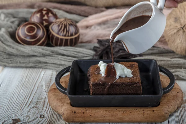 Brownie Chocolate Sizzling Prato Doce Feito Usando Colher Sorvete Cima — Fotografia de Stock