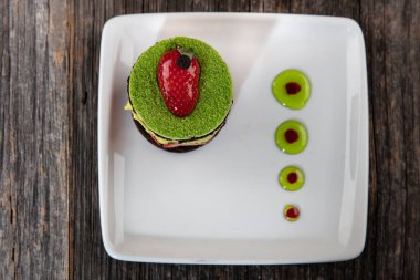 Çilekli kek. Ahşap bir arka planda. Üst Manzara. Boşluğu kopyala.