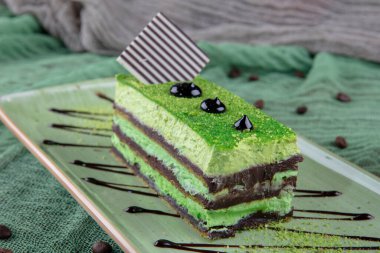 Bir fincan kahve, fıstıklı kek ve fıstık. Fıstıklı kek, yeşil pasta, nane şekeri..