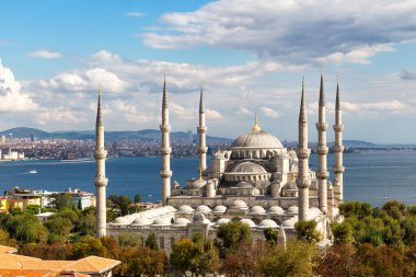 Fatih Camii 'nin veya Fatih Camii' nin manzarası, İstanbul 'un Fatih ilçesindeki Avrupa kesimindeki en büyük camilerden biridir..