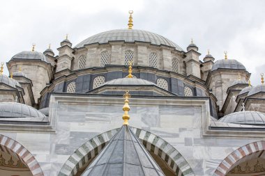 Fatih Camii 'nin veya Fatih Camii' nin ayrıntılı mimarisi, İstanbul 'un Fatih ilçesindeki Avrupa kesimindeki en büyük camilerden biridir..