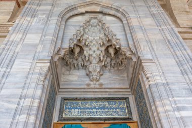 Fatih Camii 'nin veya Fatih Camii' nin ayrıntılı mimarisi, İstanbul 'un Fatih ilçesindeki Avrupa kesimindeki en büyük camilerden biridir..