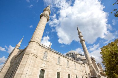 Fatih Camii 'nin veya Fatih Camii' nin ayrıntılı mimarisi, İstanbul 'un Fatih ilçesindeki Avrupa kesimindeki en büyük camilerden biridir..