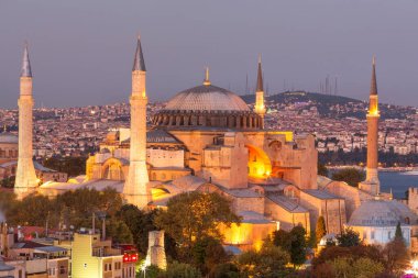 İstanbul 'un tarihi merkezinde cami, Katedral ve Ayasofya Müzesi bulunmaktadır. İstanbul 'da yürüyüş ve tarihi Ayasofya manzarasının çatısından manzara. İstanbul 'daki Aziz Sophie Katedrali.