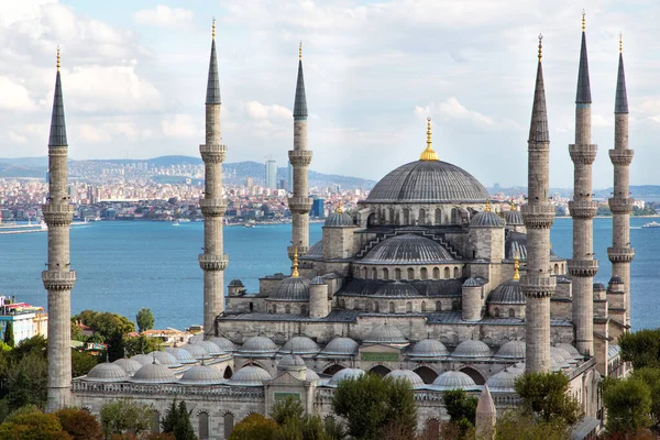 Fatih Camii 'nin veya Fatih Camii' nin manzarası, İstanbul 'un Fatih ilçesindeki Avrupa kesimindeki en büyük camilerden biridir..