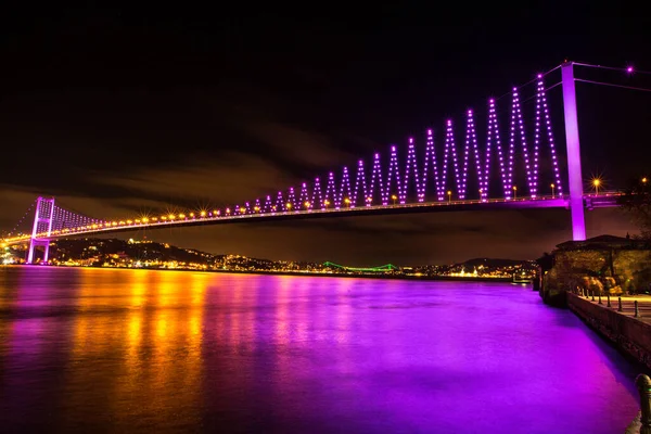 Aydınlatılmış Boğaz Köprüsü Stanbul Türkiye — Stok fotoğraf