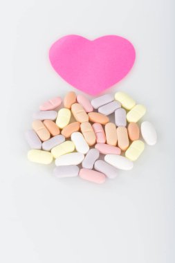kalp şeklinde haplar beyaz arkaplanda