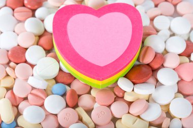 Beyaz arka planda hapların kalp şekli