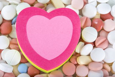 Beyaz arka planda hapların kalp şekli