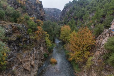 Dağlardaki nehrin güzel manzarası