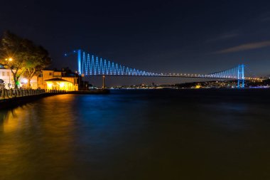 Aydınlatılmış Boğaz Köprüsü, İstanbul, Türkiye