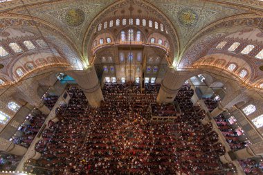 İstanbul, Türkiye 4 Ekim 2014; Süleyman Camii. Müslümanlar cuma günü namaz kılıyor. Süleyman Camii 'nin geniş açılı görüntüsü.