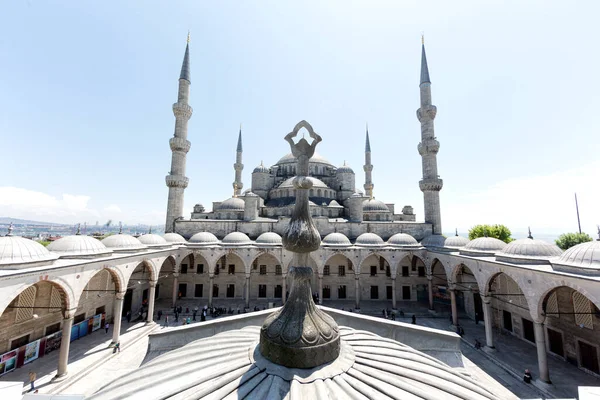 Istanbul Turkey May 2011 Garden Yeni Valide Mosque View Istanbul — Fotografia de Stock