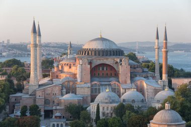 Ayasofya (Türkçe), İstanbul, Türkiye. Eski Yunan Ortodoks Hıristiyan ataerkil katedrali, daha sonra Osmanlı İmparatorluk camisi ve şimdi de müze..