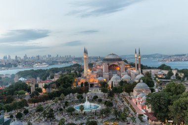 Ayasofya (Türkçe), İstanbul, Türkiye. Eski Yunan Ortodoks Hıristiyan ataerkil katedrali, daha sonra Osmanlı İmparatorluk camisi ve şimdi de müze..