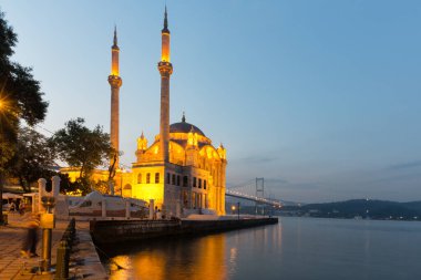 İstanbul, Türkiye, 23 Ekim 2019: Ortakoy Camii 'nin gece manzarası