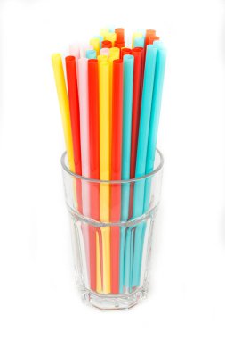 Beyaz arka planda cam pipetler. Birçok renkli pipet arkaplanı kapatın, çevre konseptini kaydetmek için plastik pipetleri yasaklayın