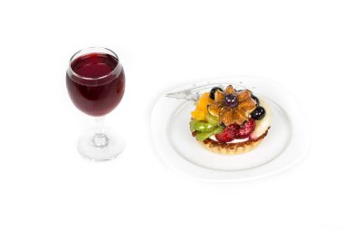 Beyaz arka planda izole edilmiş tatlı pastalı bir bardak şarap.