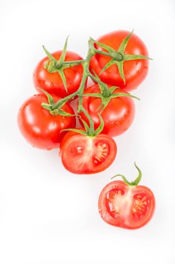 Beyaz arka planda taze olgun domatesler.