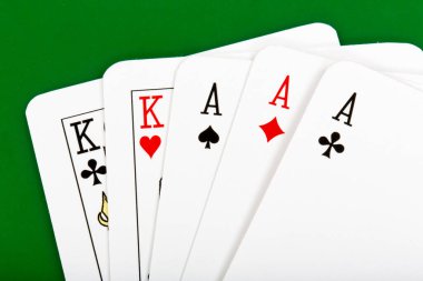Yeşil arkaplanda poker çipleri ile oyun kartları