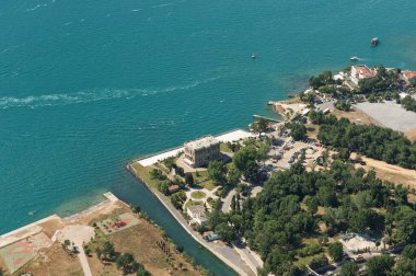 Yazın deniz kıyısının havadan görünüşü